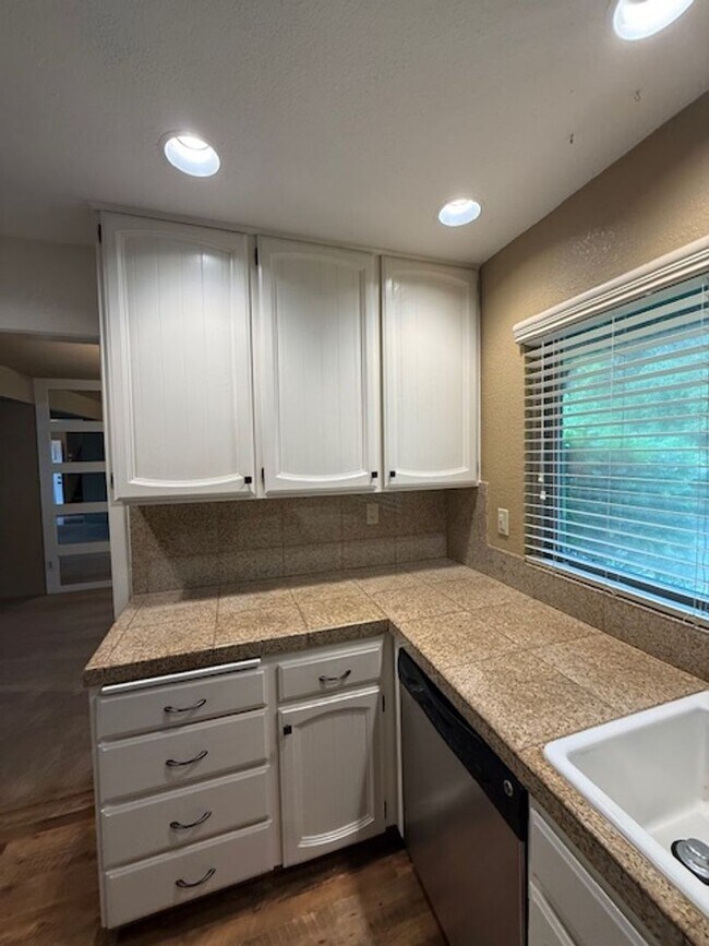 Building Photo - OPEN HOUSE this Wednesday 5pm-6:30pm - Private Redwood Setting | 4BR Home with Family Room, Bar &...