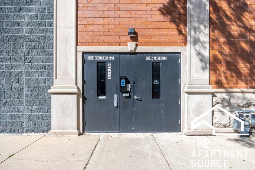 Building Photo - 2500 W Chicago Ave