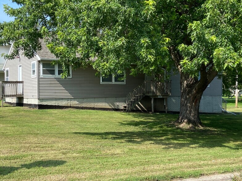 Outdoors - 1305 Vine St