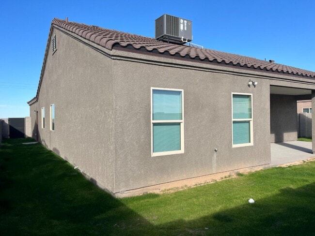 Building Photo - 10615 E 45th Pl