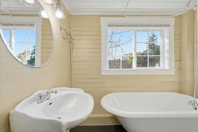Building Photo - Charming Updated Home in SE Portland!