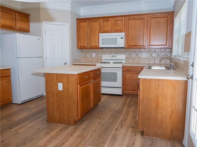 Building Photo - 663 Prada Ct NE