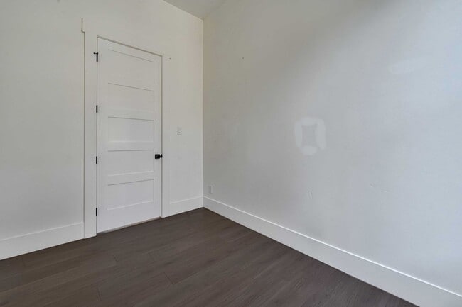 Building Photo - Fully Updated 2BR/2BA Victorian with Priva...