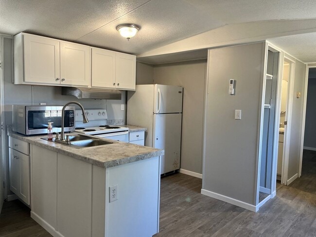 Building Photo - Country Living!