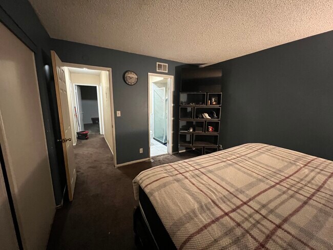 Building Photo - 1028 Oxford Dr