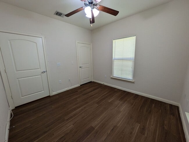 Building Photo - 405 E Simmons Ave