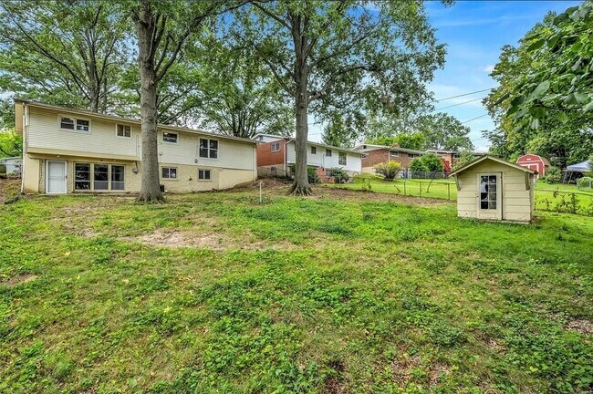 Building Photo - 2437 Pinehurst Dr