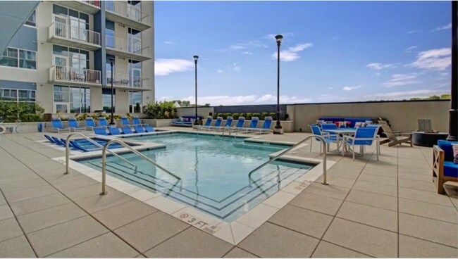 Building Photo - 719 8th Ave S