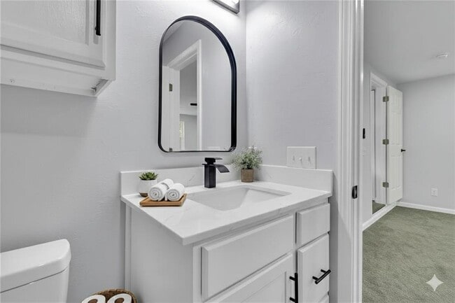 Building Photo - 544 N Elm Ave