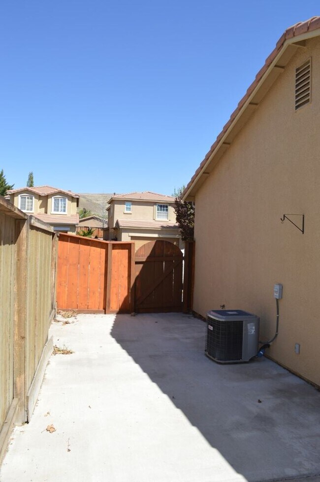 Building Photo - 2 Bedroom, 2 Bath Home