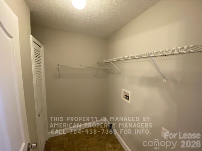 Building Photo - 911 Skyland St