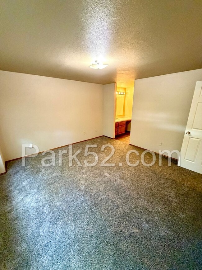 Building Photo - 2 Bedroom Townhome in Gig Harbor - New Flooring!