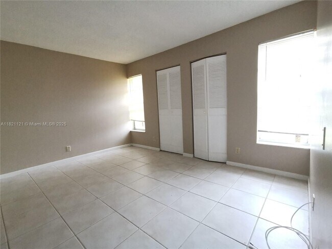 Building Photo - 10179 Twin Lakes Dr