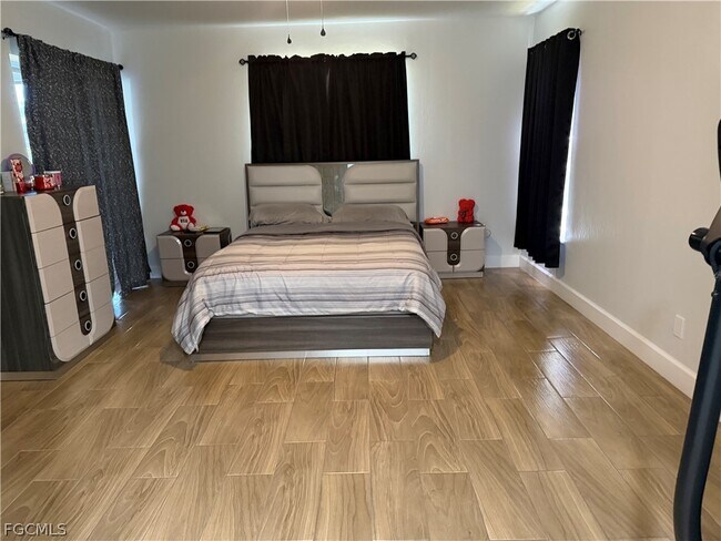 Building Photo - 4133 SW 7th Ave