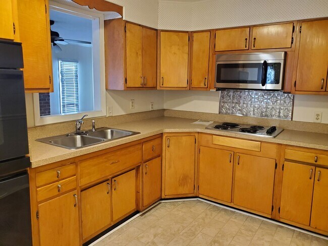 Building Photo - **Available Now** Spacious 3 Bedroom 2 Bat...