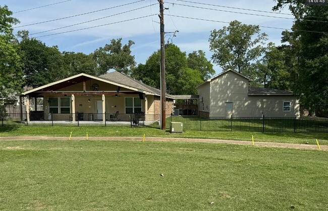 Building Photo - 2011 Halyard Dr