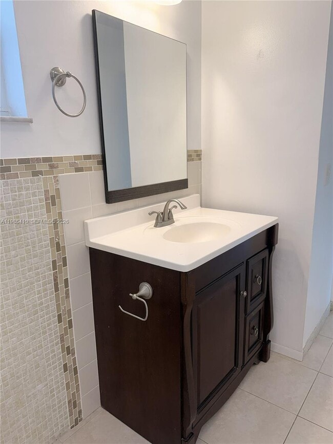 Building Photo - 2223 Park Ln