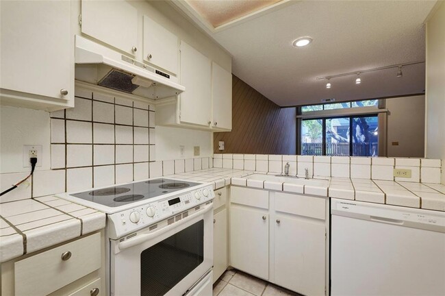 Building Photo - 7122 Wood Hollow Dr