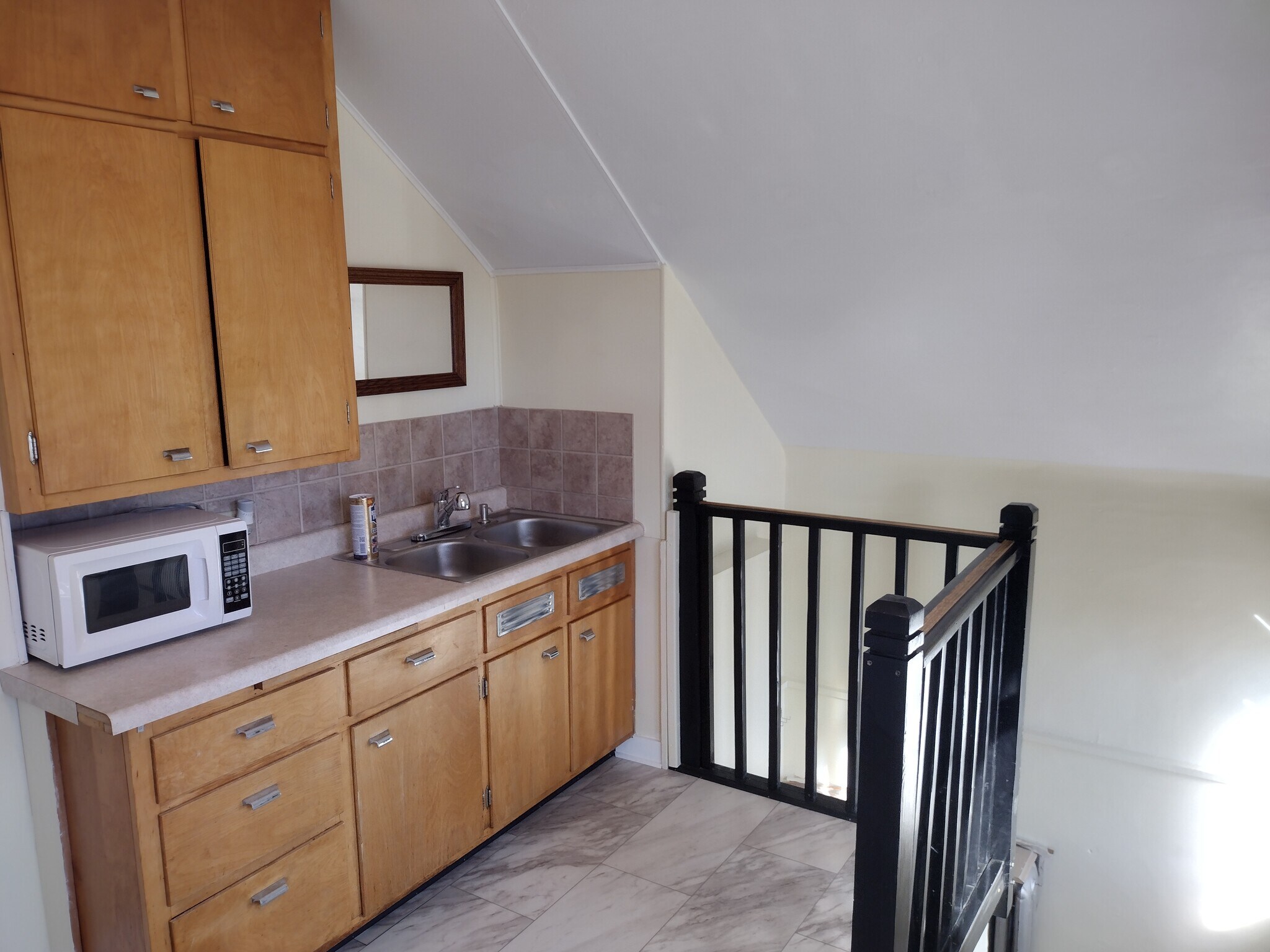 Building Photo - 216 E 2nd St