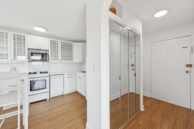 Building Photo - Renovated Studio w/ Private Balcony Glover...