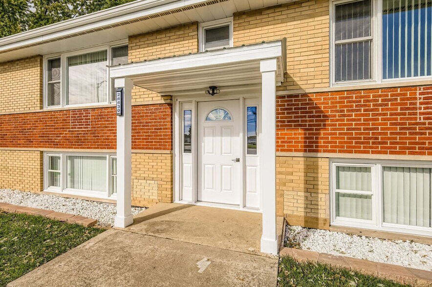 Building Photo - 24430-24438 W Eames St