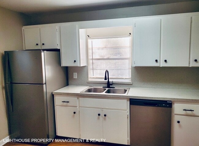 Building Photo - Cozy 2/1 duplex