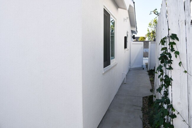 Building Photo - Parker (388) North