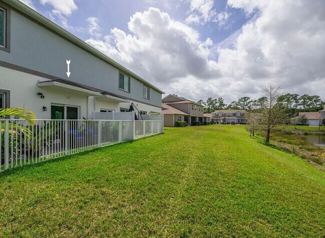 Building Photo - 3 Bedroom 2.5 Bathroom Townhome with 2 Car Garage and Fenced Patio!**ASK ABOUT MOVE IN SPECIAL**