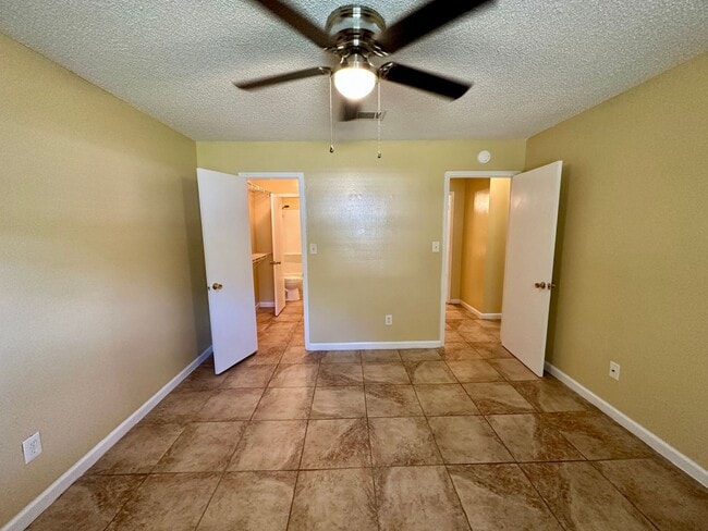 Building Photo - 2 Bedroom 1 Bath Available with Water, Tra...