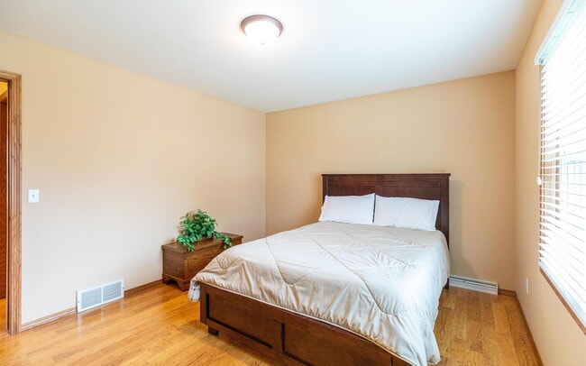 Building Photo - 878 Sky Ridge Dr