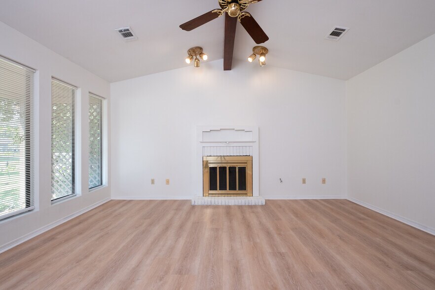 Building Photo - 18 Red Oak Pl