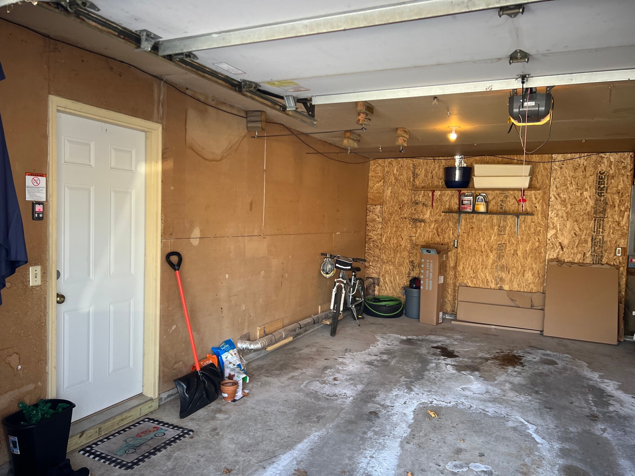 Private Garage - 2000 Miller St