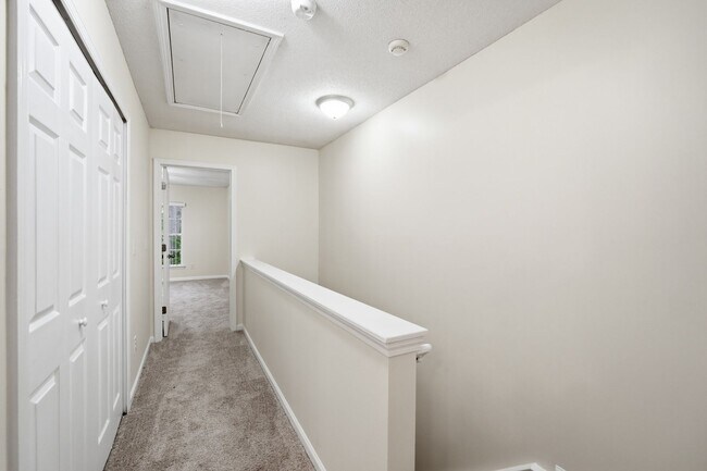 Building Photo - Beautiful Matthews Townhome with Updated Interior & Community Pool