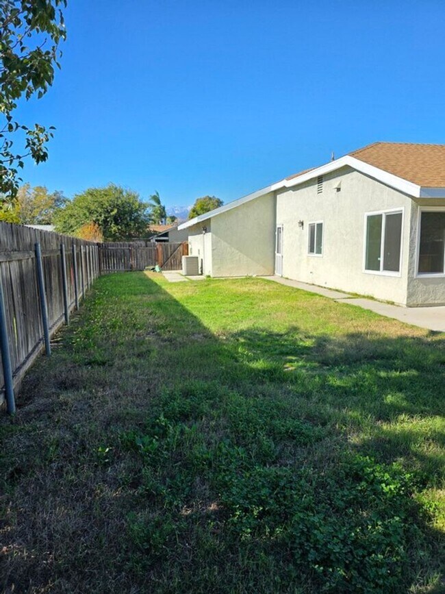 Building Photo - Close to Cal State