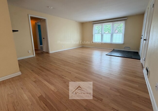 Building Photo - 2140 Robin Dr