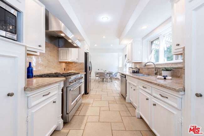 Building Photo - 2559 Hutton Dr
