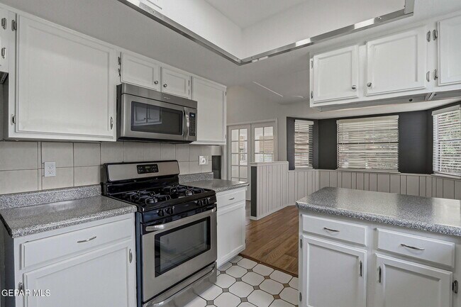 Building Photo - 604 La Chapa Ave