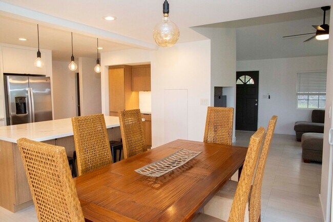 Building Photo - Beautifully Appointed Fully Furnished 4 bedroom/3 bathroom Kuau BayView House w/ Ocean views