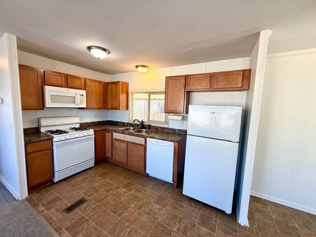 Building Photo - Newly Remodeled 2 Bedroom 2 Bathroom Home!- Available Now