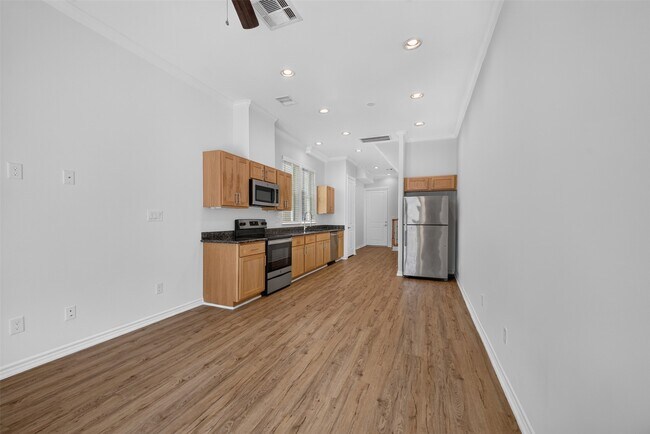Building Photo - 3251 Real St