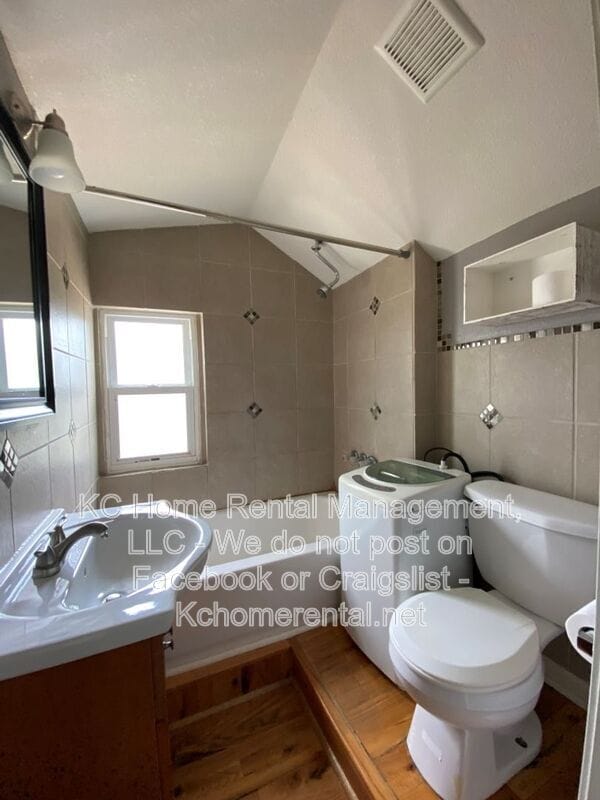 Building Photo - 406 W 77th St