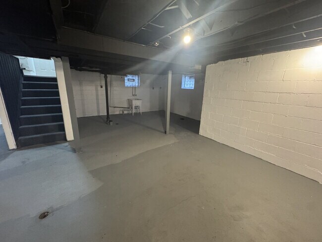 Building Photo - Ready for Move-In: Spacious 3-Bed Home