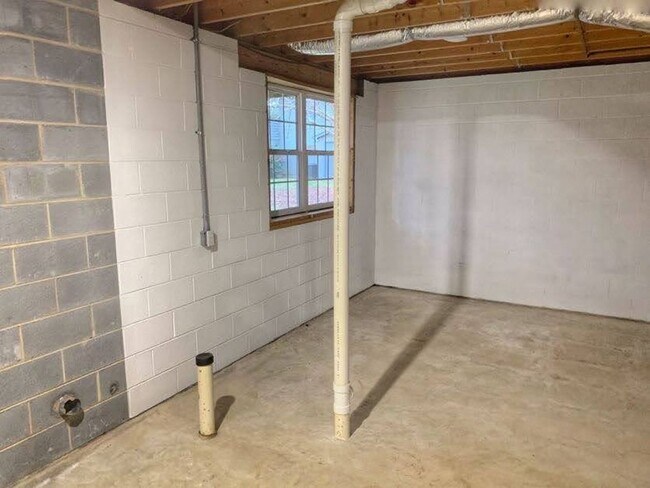 Building Photo - 3 Bedroom/2 Bath Split-Foyer Home Kingspor...