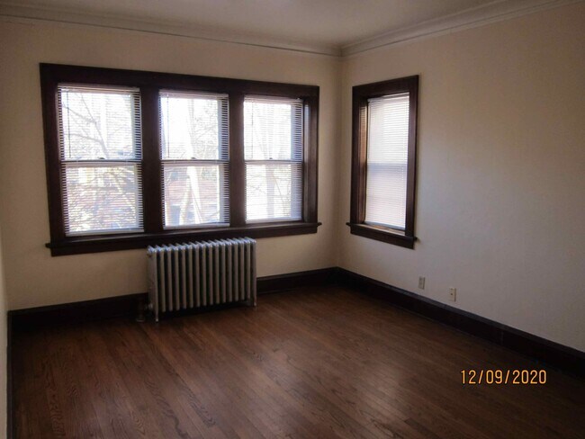 Building Photo - Available July 2026 Gorgeous 1-bedroom apartment in Shorewood with Free Heat