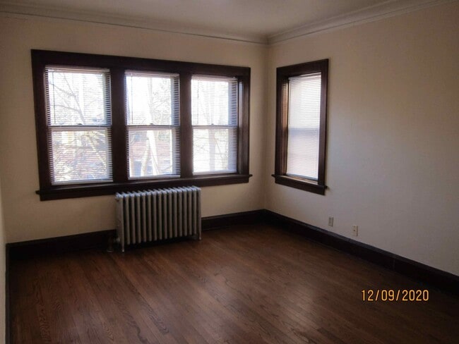Building Photo - Available July or August 2026 Gorgeous 1-bedroom apartment in Shorewood with Free Heat