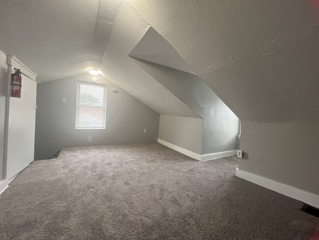 Building Photo - Beautiful 4 Bedroom/ 2 Bath with private c...