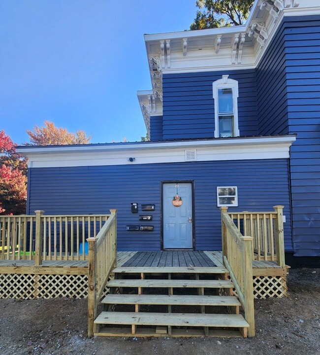 Building Photo - Large one bedroom one bath upstairs apartment