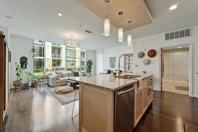 Building Photo - Prime Location, Luxurious Living!