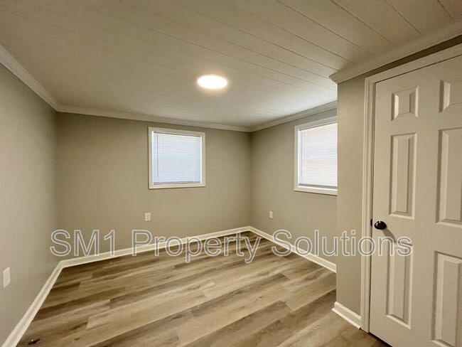 Building Photo - 871 W 11th St