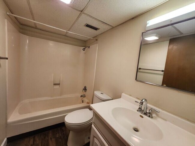 Building Photo - Charming 1-Bedroom Courtyard Level Apartme...